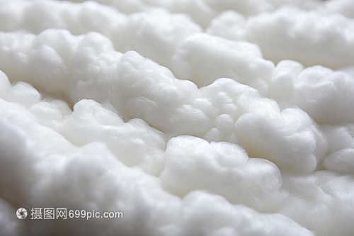 白色棉花纤维与合成纤维织物的比较与展望